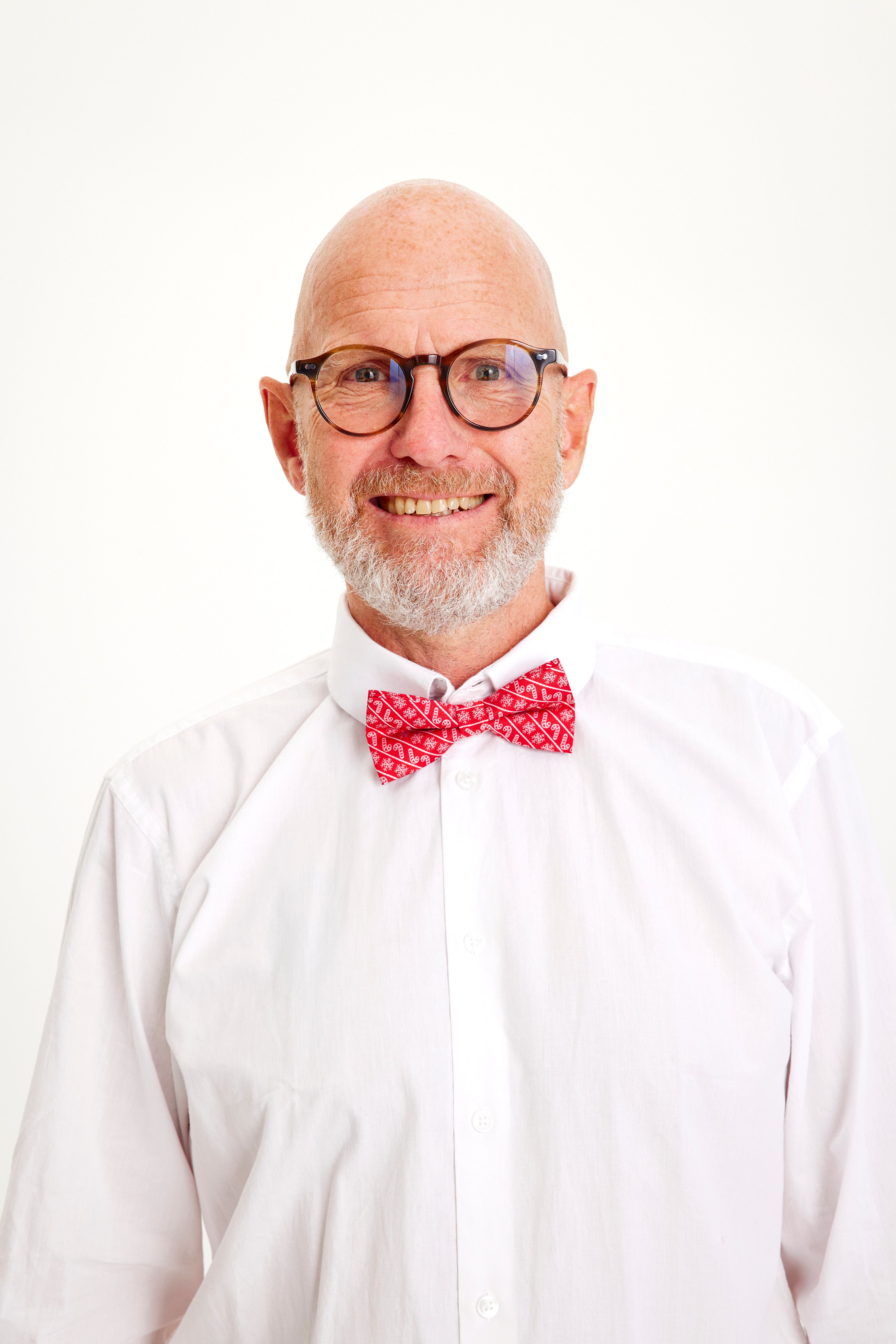 En man med vit skjorta och röd fluga.